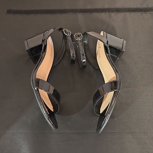 BRAND NEW FOREVER ALMOND TOE LOW BLOCK-HEEL SANDAL - Picture 12 of 16